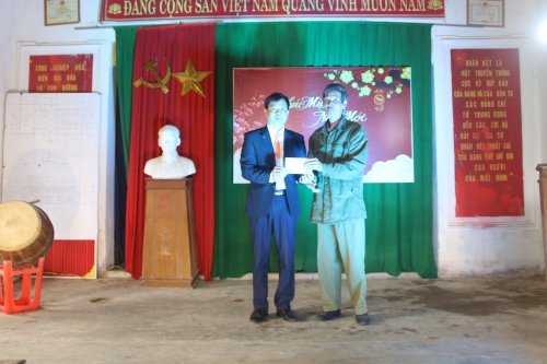 2. đồng chí Nguyễn thanh Xuân- Phó CT UBND xã về dự phát biểu và tặng quà của xã cho làng.jpg