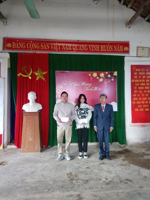 4. đồng chí Mai Duy Linh- Bí thư chi bộ- trưởng Ban công tác MT thôn trao khen thưởng.jpg