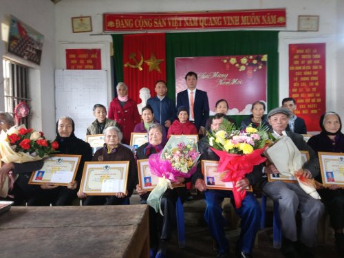 3. đại diện lãnh đọa xã trao hoa và quà chúc mừng thọ cho các cụ cao tuổi.jpg