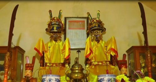 3....nơi đây thờ 2 vị thần Lê Công Trinh và Lê Công Phụ.jpg