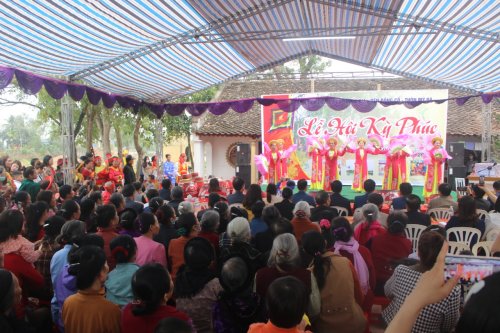 1. đông đảo du khách và con em xa quê vè dự lễ hội và thưởng thức văn nghệ tại khai mạc lẽ hội.jpg
