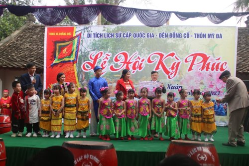 4. đại diện người con xa quê và ban văn hóa thôn trao quà, troa lì xì cho các cháu thiếu nhi trong đội văn nghệ biểu diễn tại lễ khai mạc hội xuân.jpg