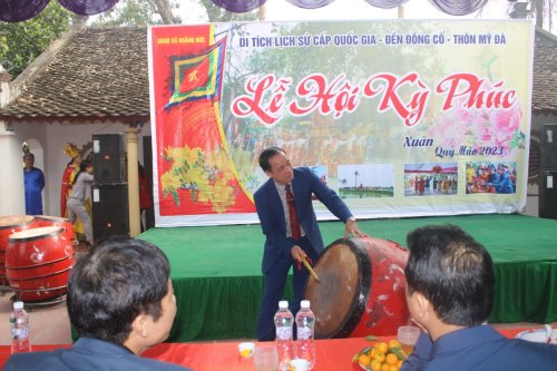7. Đồng chí Lê Trung Tuân- BT Đảng ủy- đánh trống khai hội.jpg