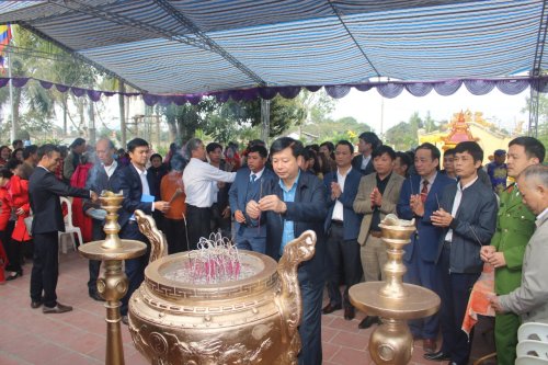 8. đồng chí Lê Xuân Thu- TUV_ BT huyện ủy cùng các đồng chí  lãnh đạo các ban, phòng, cơ quan cấp huyện và lãnh đạo xã dâng hương tại đền.jpg