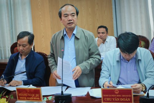 4... và đồng chí Hoàng Ngọc Dự - Phó Chủ tịch UBND huyện tham gia ý kiến tại phiên họp..jpg