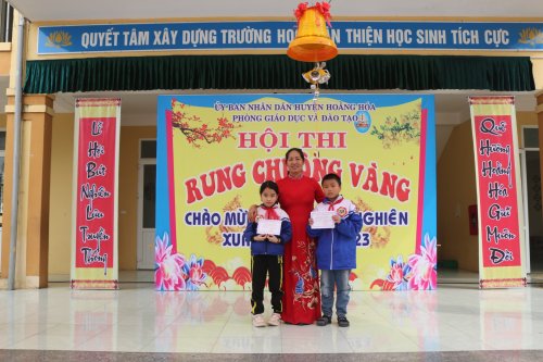 5. đồng chí Ngyễn thị Nguyệt- Phó  Trưởng phòng GD& ĐT huyện- trao giải nhất cho 2 học sinh xuất sắc tại cuộc thi.jpg