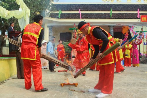 3. Nhóm lửa thổi cơm..jpg
