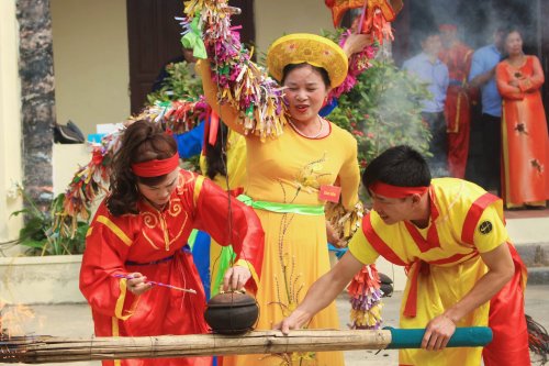 7...thử xem cơm đã chín chưa để điều chỉnh lửa....jpg