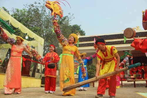 8....ai cũng mong cơm đội mình nấu chín đều, dẻo thơm với lòng thành kính dâng lên Đức Triệu Việt Vương..jpg