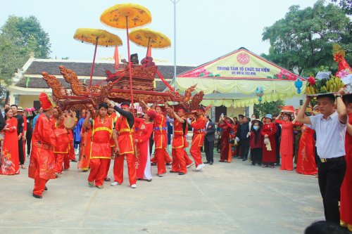 9. Cơm được nấu chín sẽ được nhân dân trong làng cùng đội cờ, kiệu, trống...rước lễ vật về tế thần tại Đền thờ Đức Triệu Việt Vương..jpg