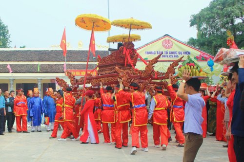 13...kiệu nam thực hiện xoay kiệu giữa sân đình....jpg
