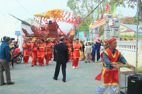 14...và rước thần về Đền thờ nơi cuối làng..jpg