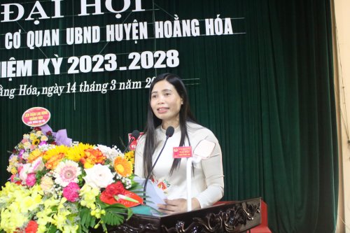 3. Đồng chí Hoàng Thị Oanh - Chủ tịch Công đoàn cơ quan UBND huyện nhiệm kỳ 2017-2022 khai mạc đại hội.jpg