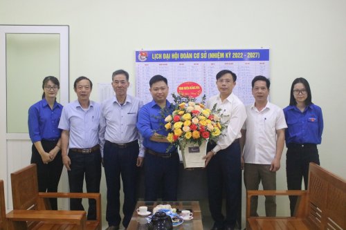 2. Đồng chí Lê Văn Phúc - TVHU - PCT.UBND huyện đến chúc mừng Huyện đoàn.jpg