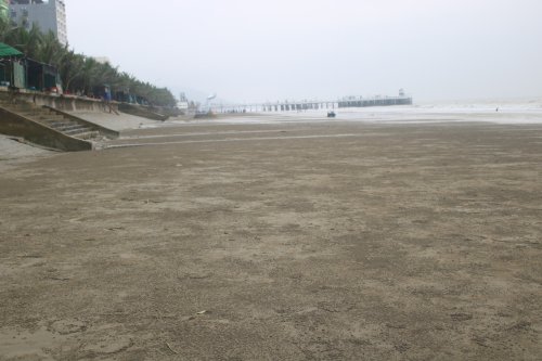 8. Bãi biển Hải Tiến thường xuyên được dọn sạch sẽ không còn một cọng rác.jpg