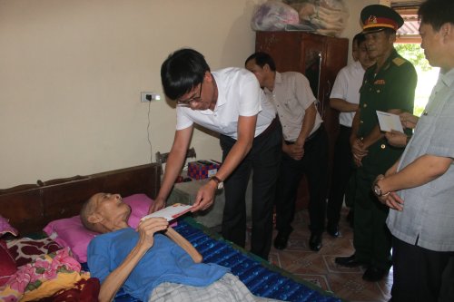 Đoàn đã thăm ông Lê Văn Như - Thương binh 51% thôn Trà La xã Hoằng  Xuân.JPG