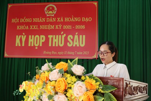 4. đồng chí  Nguyễn Thị Quế- Phó CT HĐND xã thông qua chương trình kỳ họp.jpg
