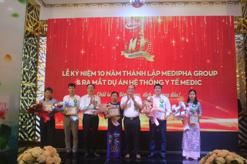 7. Nhiều cá nhân được nhận Kỷ niệm chương vì sự nghiệp y tế tư nhân do Hiệp hội Bệnh viện tư nhân Việt Nam trao tặng.JPG