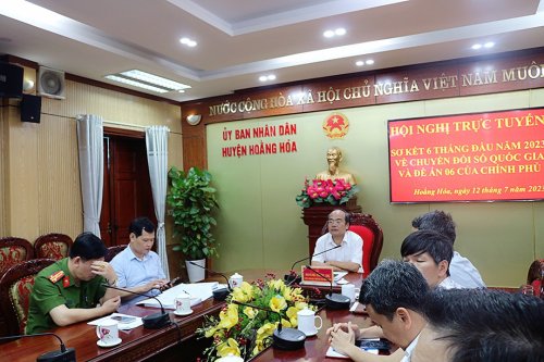 2. đồng chí Hoàng Ngọc Dự - TVHU- Phó Chủ tịch TT UBND huyện chủ trì hội nghị.jpg