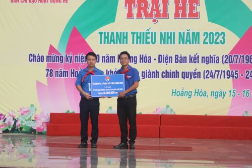 8. Dịp này Thị đoàn Thị xã Điện Bàn trao tặng 20 suất quà cho các em nhỏ có hoàn cảnh khó khăn ở huyện Hoằng Hóa.JPG
