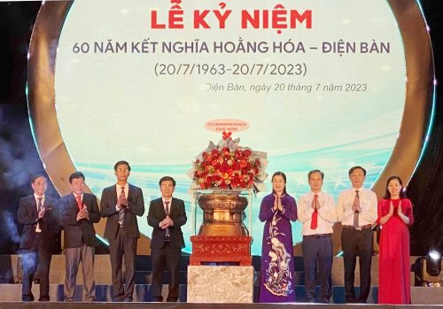 2. Tại buổi lễ đại diện Lãnh đạo huyện Hoằng Hóa đã trao tặng Điện Bàn món quà kỷ niệm là chiếc trống đồng.jpg