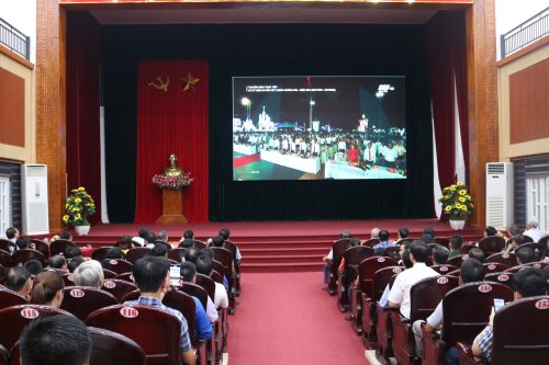 4. tại TT Hội nghị Huyện Hoằng Hóa- các đồng chí lãnh đạo, nhuyên lãnh dạo huyện qua các thời kỳ, đông đảo cán bộ và nhân dân đã tới theo dõi nội dung buổi lễ  qua truyền hình trực tuyến.jpg