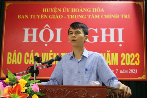 3. đồng chí Lê Nguyên Lượng- Phó trưởng ban Tuyên giáo truyền đạt chuyên đề tại hội nghị báo cáo viên.JPG
