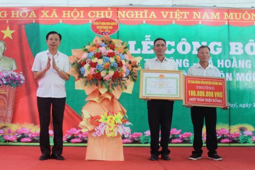 8. ...và đồng chí Lê Văn Phúc - TVHU, Phó Chủ tịch UBND huyện trao các Quyết định và phần thưởng cho Nhân dân và cán bộ thôn Tự Đông..jpg