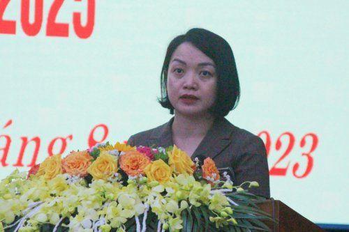 4. Đồng chí Nguyễn Thị Thu Hà - Phó Chủ tịch UBDN huyện trình bày báo cáo sơ kết..jpg