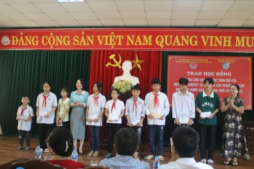 2. Đồng chí Nguyễn Thị Thu Hà - PCT.UBND huyện trao tiền học bổng cho các em mồ côi, có hoàn cảnh khó khăn.jpg