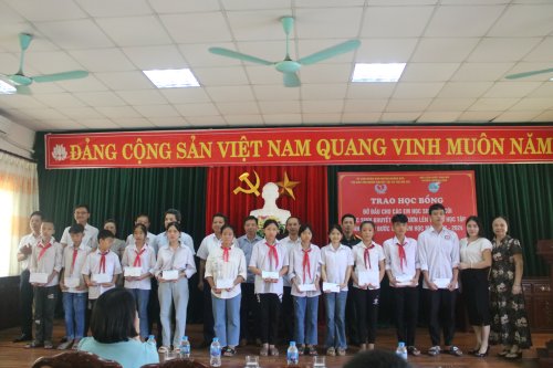 3. Các phòng UBND huyện, cơ quan, đơn vị cấp huyện trao tiền học bổng đỡ đầu cho các em học sinh mồ côi, có hoàn cảnh khó khăn.jpg