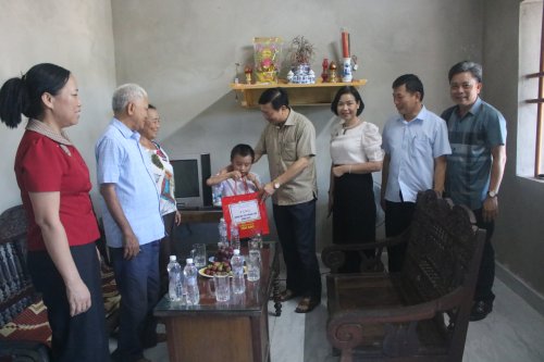 1. Các đồng chí trong đoàn đến thăm và tặng quà cho cháu Nguyễn Tài Phát - thôn Chuế 1 xã Hoằng Yến, mồ côi bố, mẹ mắc bệnh hiểm nghèo.jpg