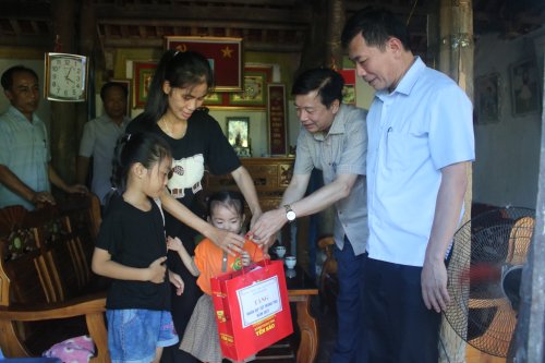 2... Đến thăm và tặng quà cho cháu Lê Phạm Quỳnh Anh - thôn Đại Trường xã Hoằng Trường, mồ côi bố, gia đình có hoàn cảnh rất khó khăn.jpg