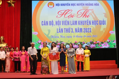 13. Đồng chí Trịnh Thị Quế - TVHU- Trưởng BDV- CT MTTQ huyện trao giải Ba.jpg