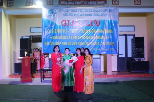 2.bà Phùng Thị Huyền – Đảng ủy viên – Chủ tịch hội LHPN xã trao quà lưu niệm cho các CLB.JPG