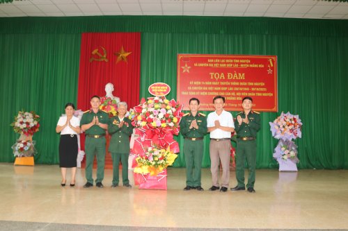 4. đại diện BCHQS, Hội CCB huyện và lãnh đạo xã Hoằng Lưu  tặng hoa quà cho BLL  quân tình nguyện tại Lào  huyện Hoằng Hóa .JPG