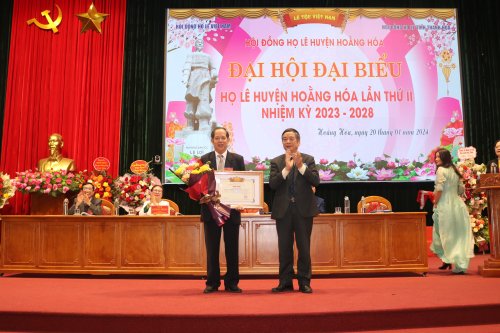 12. Trao tặng vinh danh  của HĐHL  Việt Nam cho ông Lê Ngọc Duyệt.JPG