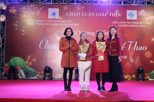 4. Giám đốc Công ty Nguyễn Thị Kim Ngân và bà Hoàn Thị Định- CT HPN huyện trao đồng giải Nhì.JPG