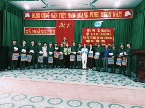 1. đại diện  lãnh đạo HPN tỉnh và Chủ tịch HPN huyện Hoằng Hóa trao quà cho tân binh xã Hoằng Phú..jpg
