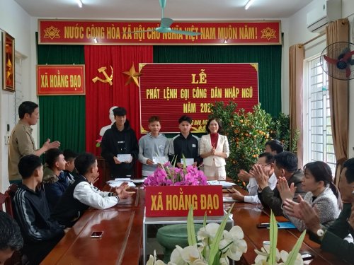2. bà Hoàng Thị Định- CT HPN huyện trao quà cho tân binh Hoằng Đạo.jpg