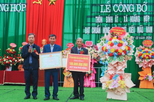 9...và đồng chí Lê Huy Lượng – TVHU, Phó Chủ tịch HĐND huyện đã trao các Quyết định và phần thưởng của UBND huyện cho nhân dân và cán bộ thôn Bính Ất..jpg