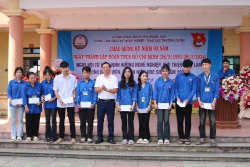 trao thưởng đoàn viên .JPG