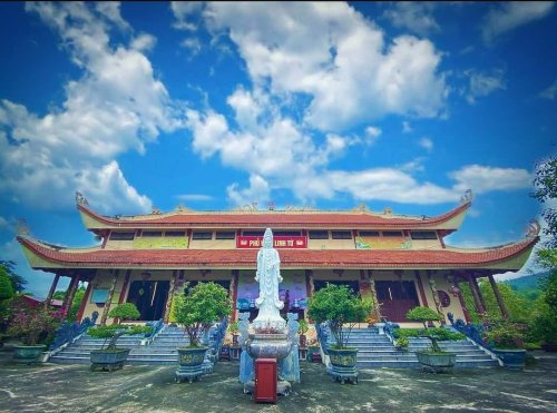 Phủ Vàng – nơi thờ phụng Đệ nhất Thánh Mẫu Liễu Hạnh – một trong 4 vị thần “tứ bất tử” của Việt Nam..jpg