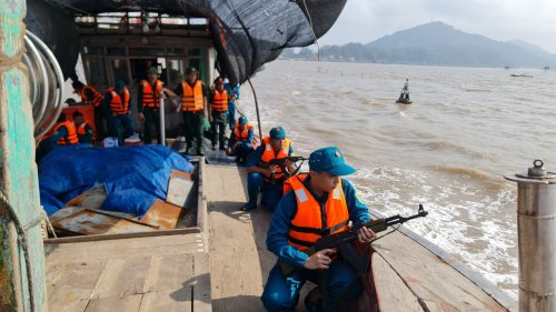 21. Lực lượng dân quân biển huyện Hoằng Hóa huấn luyện tuần tra kiểm soát trên biển.jpg
