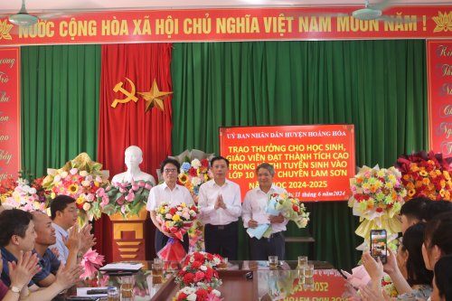 Đồng chí Lê Văn Phúc- TVHU- PCTUBND huyện trao thưởng cho 2  thầy giáo Chu Thế Khánh và Hà Văn Thọ có học sinh đạt kết quả cao trong kỳ thi  vào lớp 10 chuyên Lam Sơn  năm học 2024-2025.JPG