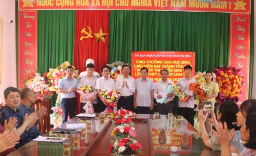 Hội  Khuyến họchuyện cũng đã  trao thưởng  nóng cho giáo viên, học sinh đạt thành tích cao trong kỳ thi vào lớp  10 chuyên Lam Sơn năm học 2024-2025.JPG