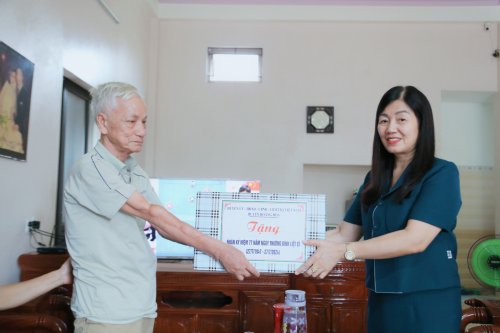 Thăm và tặng quà thương binh Nguyễn Thọ Hời xã Hoằng Đồng..jpg