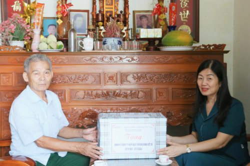 Thăm và tặng quà thương binh Nguyễn Hữu Tới xã Hoằng Thắng..jpg