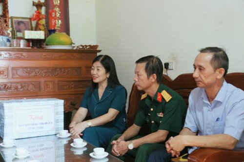 Các đồng chí trong đoàn ân cần thăm hỏi đời sống, sức khỏe của các thương binh..jpg