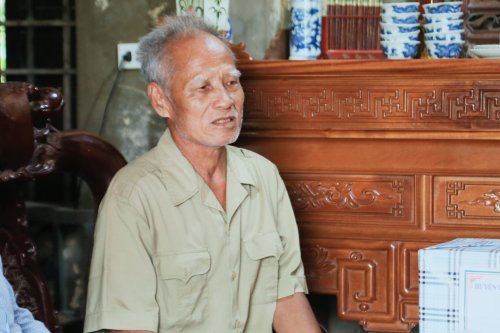 Thương binh Lê Ngọc Vang xã Hoằng Hà xúc động trước tình cảm, sự quan tâm của lãnh đạo huyện..jpg